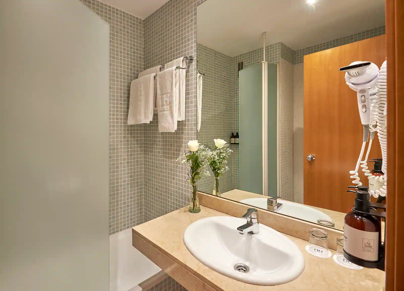 NH_Valencia_Las_Ciencias_Room_Bathroom_Standard_Corner
