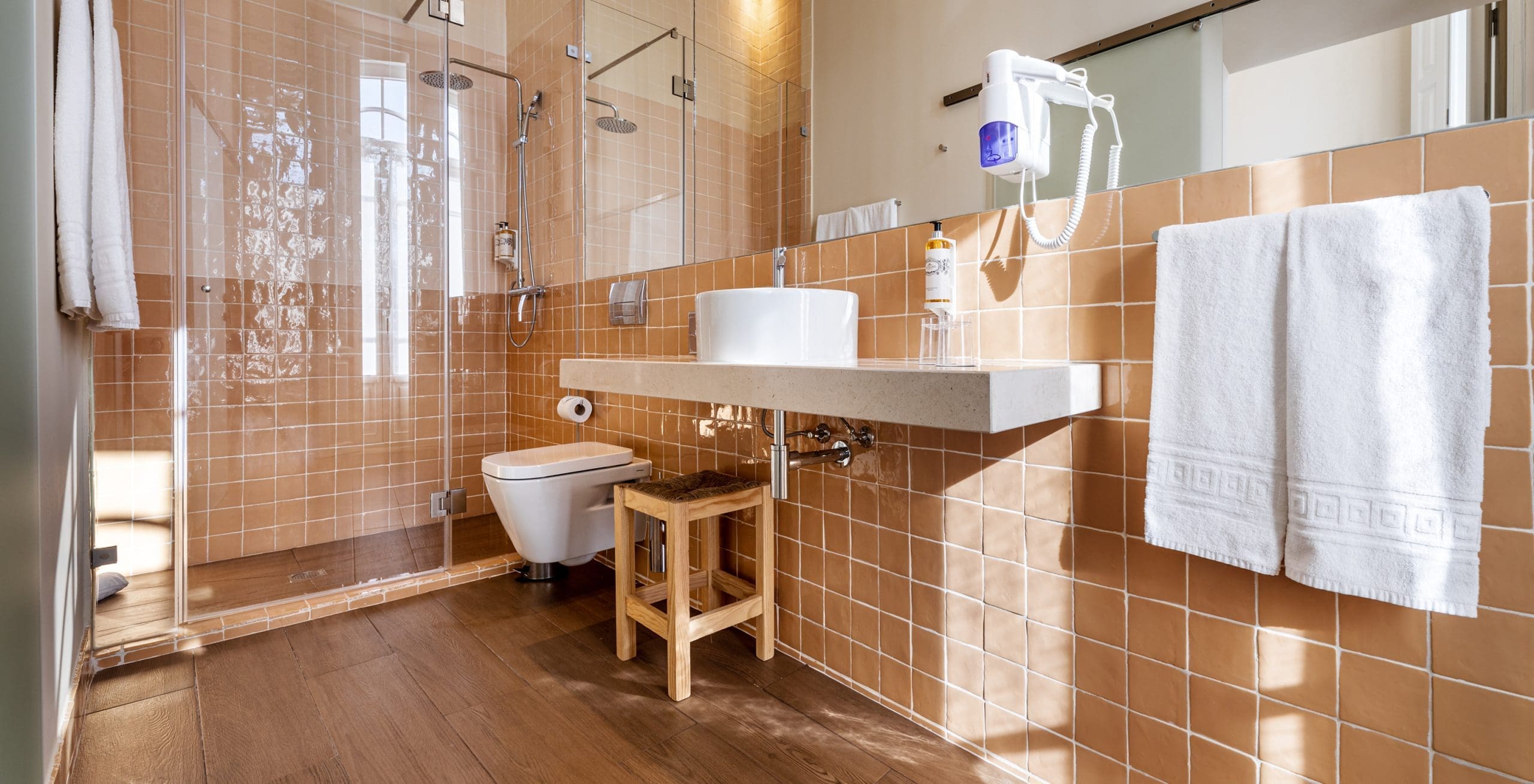 pousada-vila-real-santo-antonio-gallery-accommodation-classic-bathroom