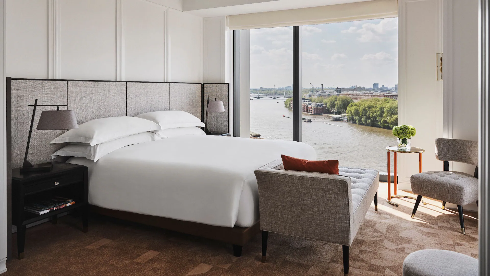 LHRPH-P0024-Suite-Park-Deluxe-King-Bed-View.16x9